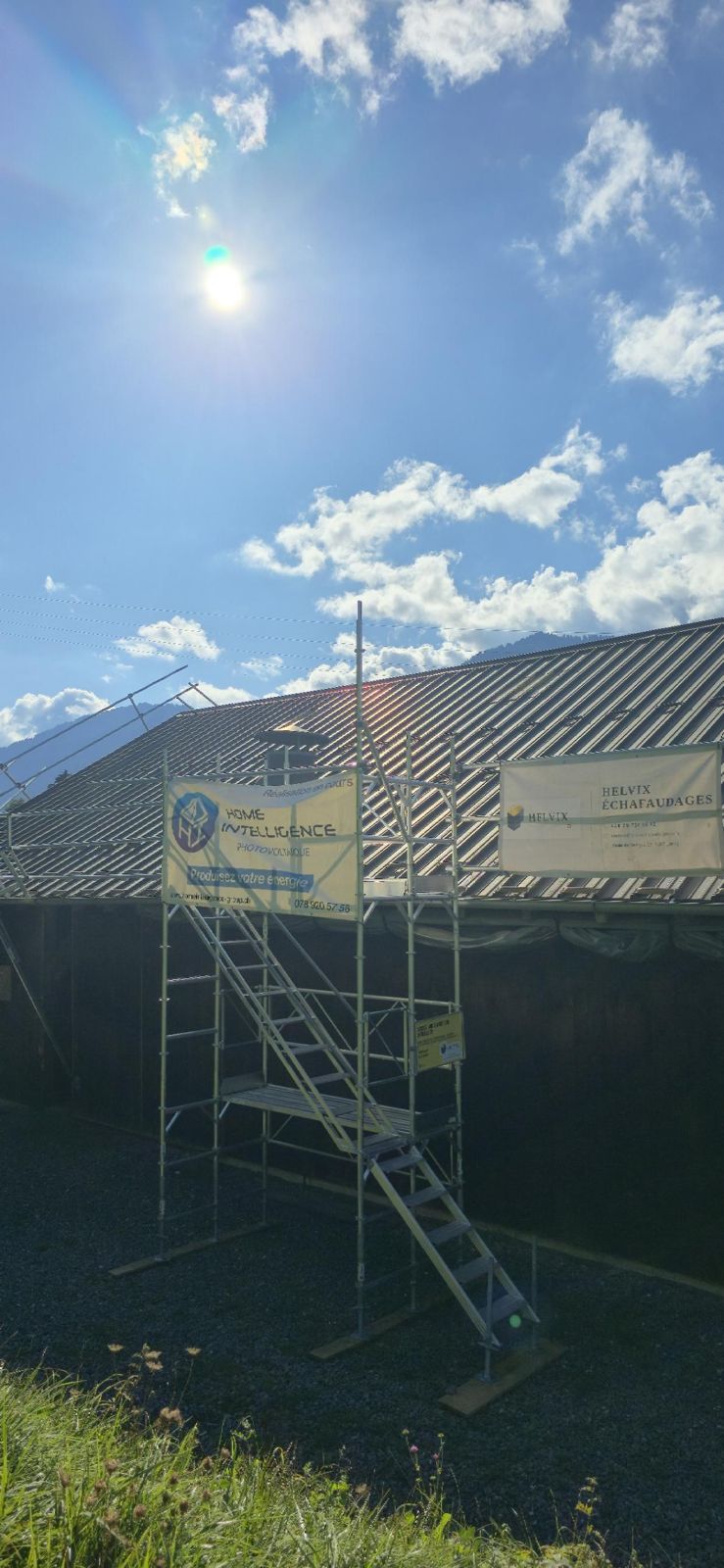 Échafaudage pour installation photovoltaïque monté par Helvix Échafaudages
