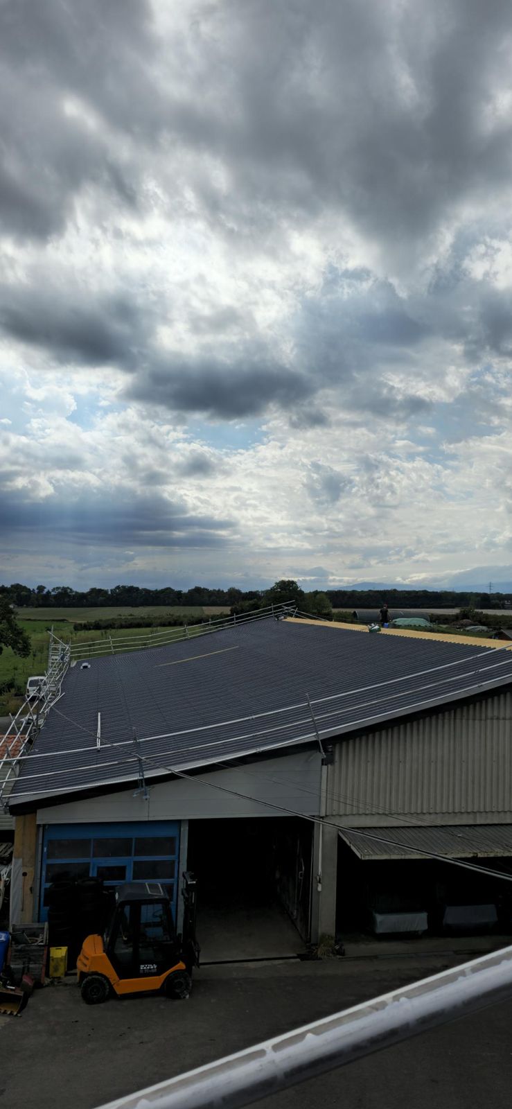Échafaudage pour installation photovoltaïque monté par Helvix Échafaudages